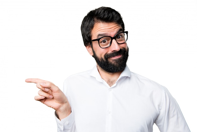 Bel homme avec des lunettes pointant vers le latéral