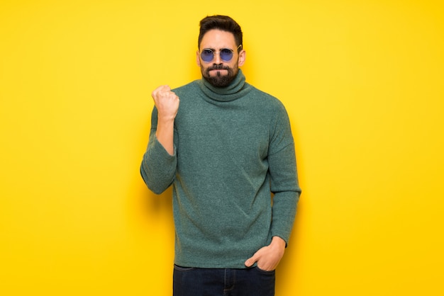 Bel homme avec des lunettes de soleil avec geste en colère