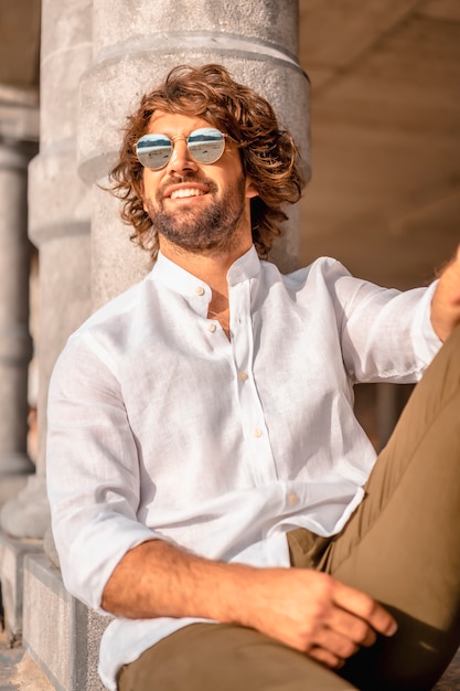 Bel homme avec des lunettes de soleil