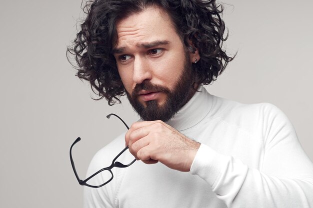 Bel homme avec des lunettes en studio