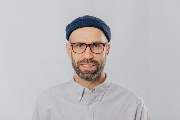 Bel homme mal rasé porte des lunettes transparentes, chemise formelle