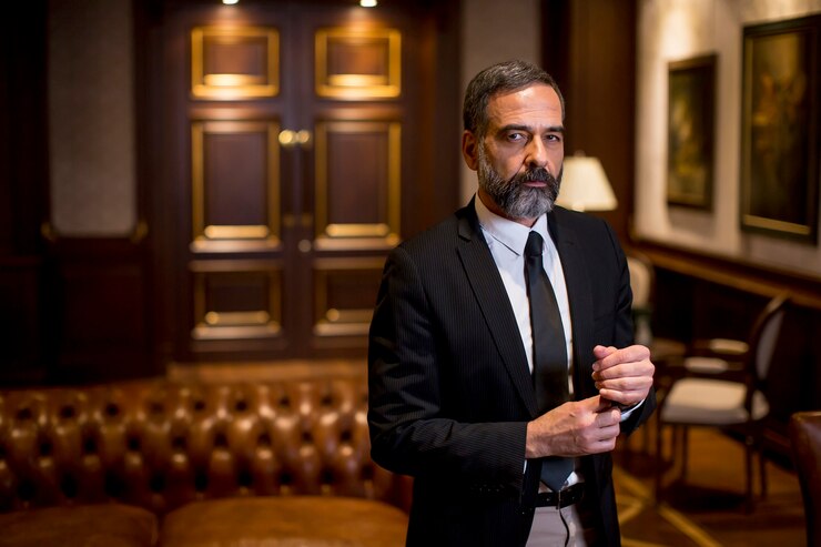 Photo bel homme mature debout dans un appartement luxueux