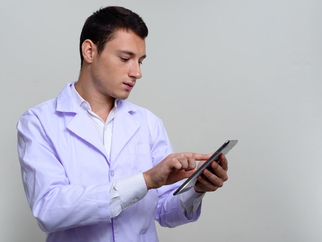 bel homme médecin sur blanc