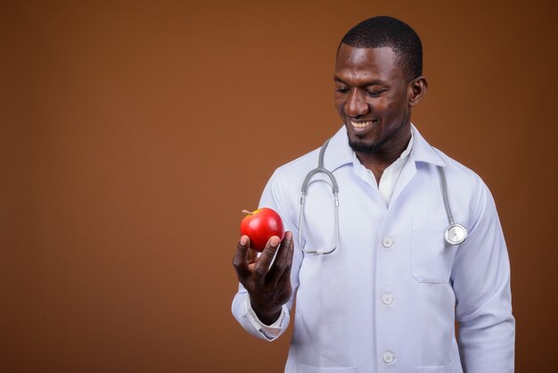 Bel homme médecin contre brown