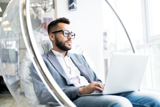 Bel homme moderne au repos au bureau