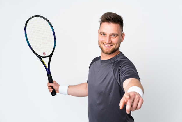 bel homme sur un mur blanc, jouer au tennis