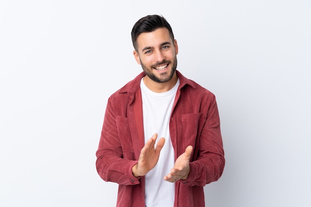 Bel homme sur mur blanc