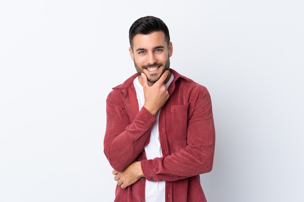 Bel homme sur mur blanc