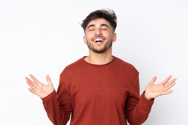 Bel homme sur un mur isolé, souriant beaucoup