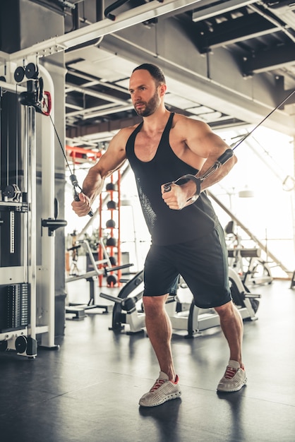 Bel Homme Musclé Dans L'écouteur Travaille.