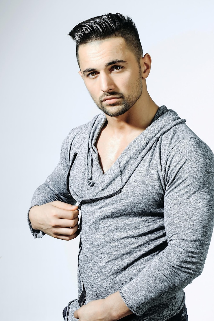 Photo bel homme musclé à la mode