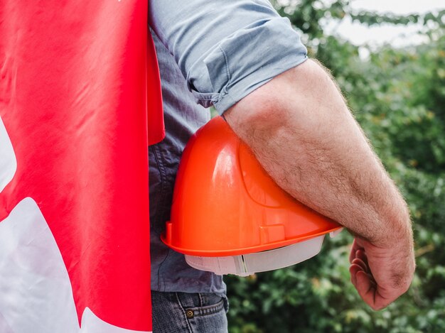 Bel homme avec des outils, tenant un drapeau américain