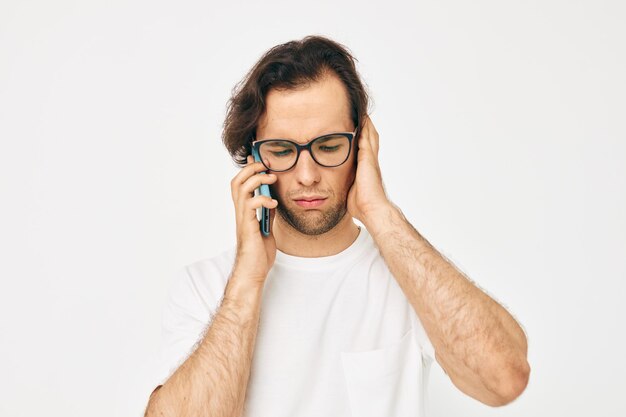 Bel homme parlant au téléphone technologies style de vie inchangé