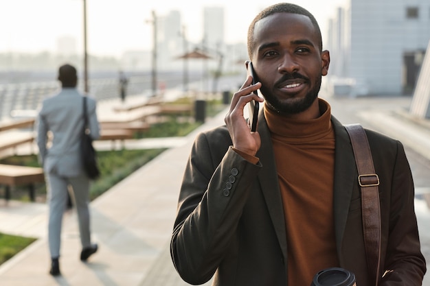 Bel homme parlant au téléphone