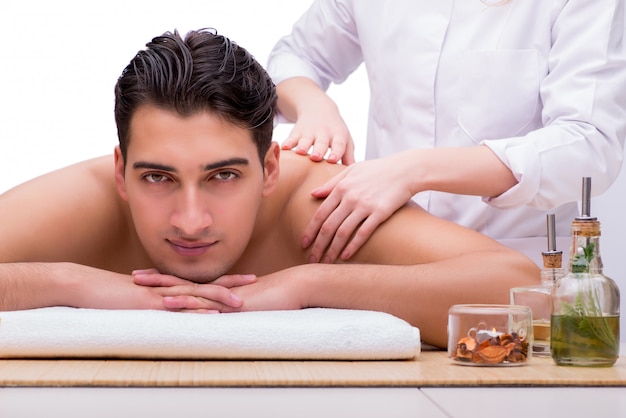 Bel homme pendant la séance de massage spa