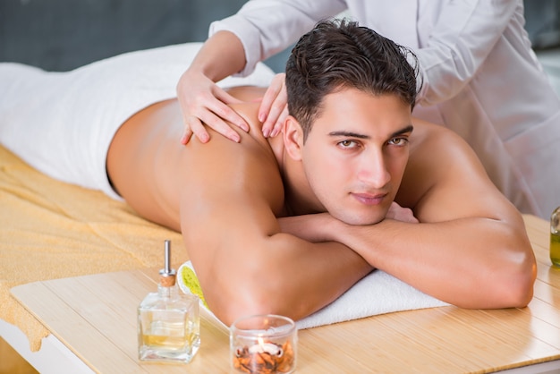 Bel homme pendant la séance de massage spa