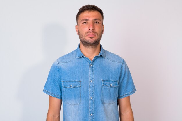 Bel homme persan barbu portant une chemise en jean