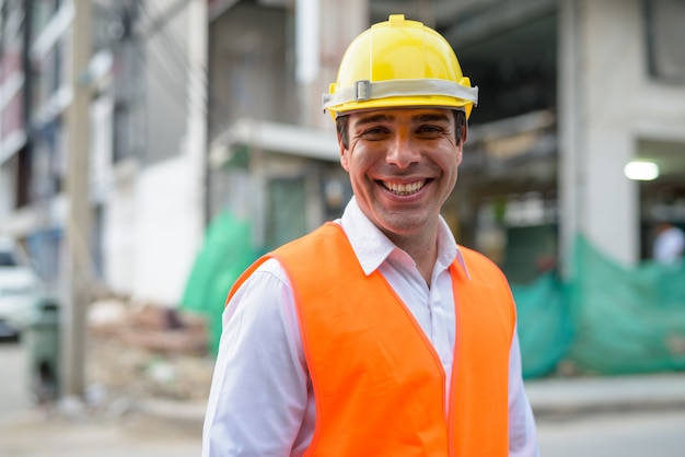 Bel homme persan travailleur de la construction au siège de la construction