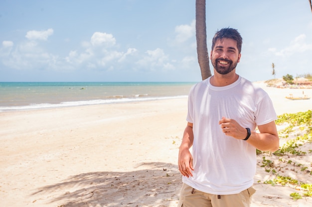 Bel homme sur la plage