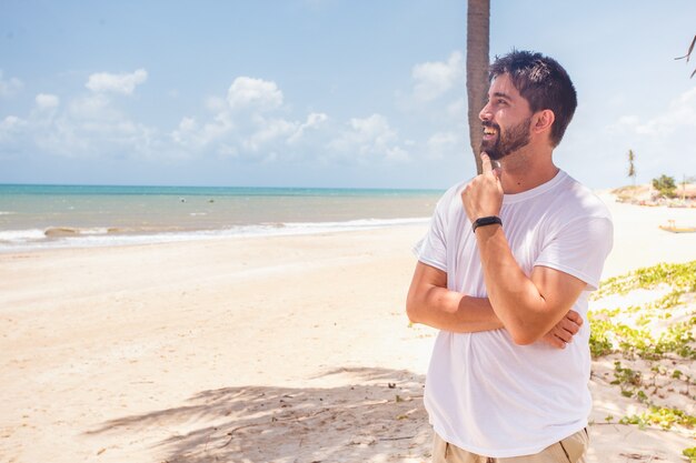 Bel homme sur la plage