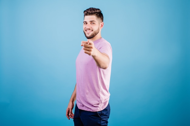 Bel homme pointant le doigt sur vous isolé sur bleu