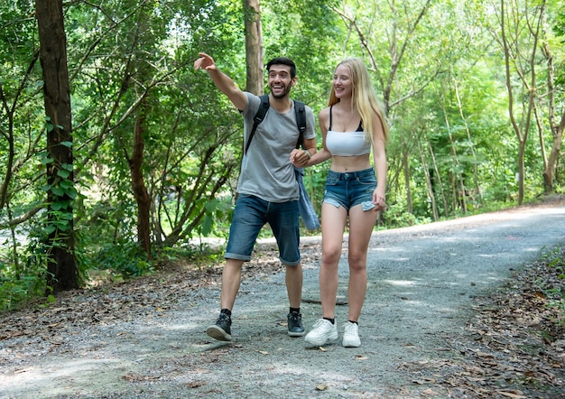 Bel homme pointant du doigt sa petite amie pour regarder le beau paysage