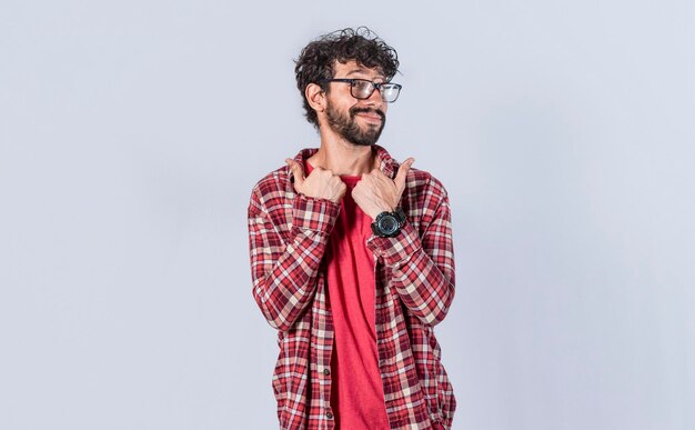 Un Homme Avec Une Chaussette à La Main Couvrant Son Nez Un Gars