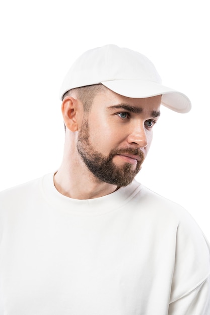 Photo bel homme portant une casquette blanche vierge isolé sur fond blanc