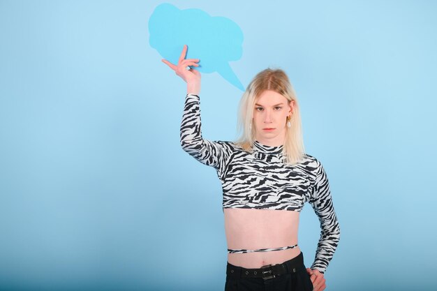 Photo bel homme portant du maquillage et des vêtements de femme regardant la personne positive de la caméra