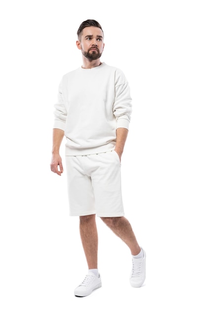 Bel homme portant un sweat-shirt blanc vierge et un short isolé sur fond blanc