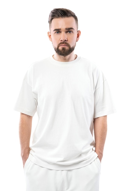 Photo bel homme portant un t-shirt blanc avec un espace vide pour la conception isolé sur fond blanc
