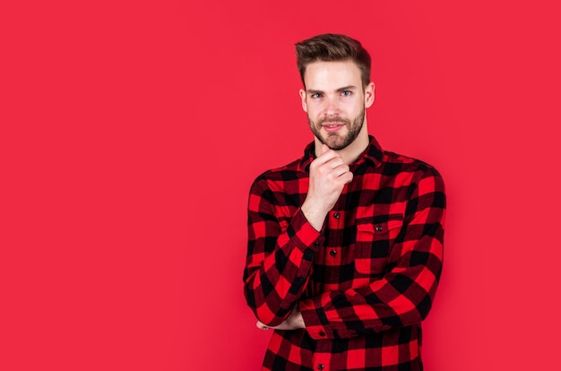 Bel homme porter une chemise à carreaux mec mal rasé dans un style décontracté coiffeur masculin et salon de coiffure tendance beauté masculine homme barbu avec des poils du visage sexy et espace de copie de soins de la peau