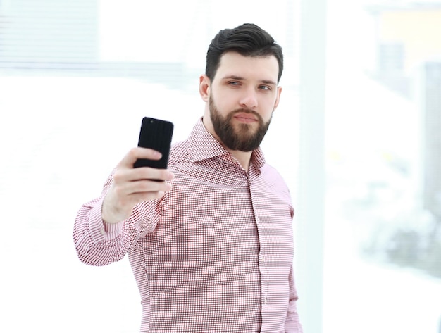 Bel homme prenant selfie au bureau