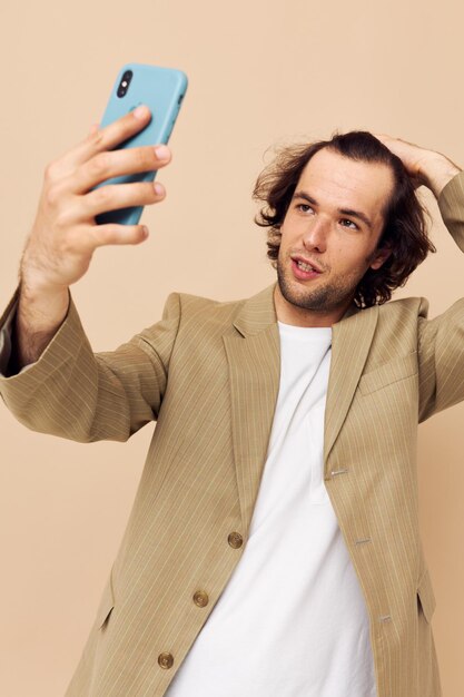 Bel homme prend un fond isolé de technologies de style classique selfie