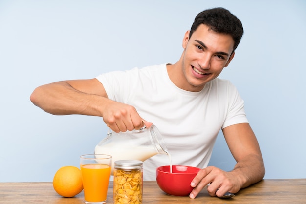 Bel homme à prendre le petit déjeuner