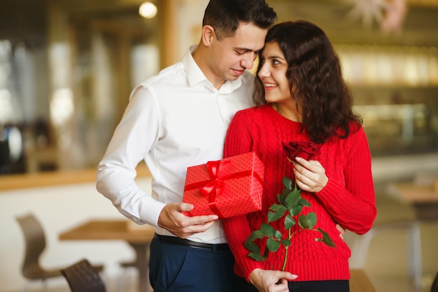 Bel homme proposant à une belle femme de l'épouser au restaurant pour la célébration de la Saint-Valentin