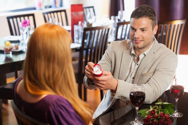 Bel homme proposant le mariage à sa jolie petite amie