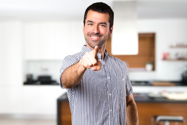 Un bel homme qui pointe vers l&#39;avant de la maison