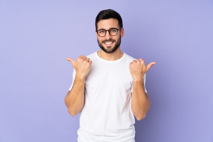 Photo bel homme de race blanche sur mur isolé avec les pouces vers le haut de geste et souriant