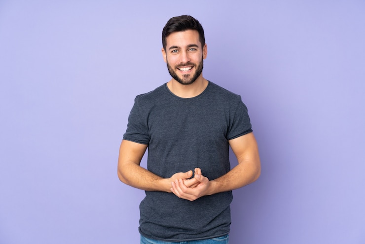 Photo bel homme rire sur violet