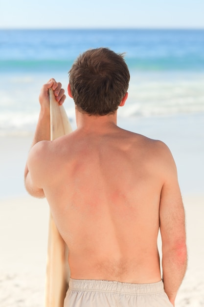 Bel homme avec sa planche de surf