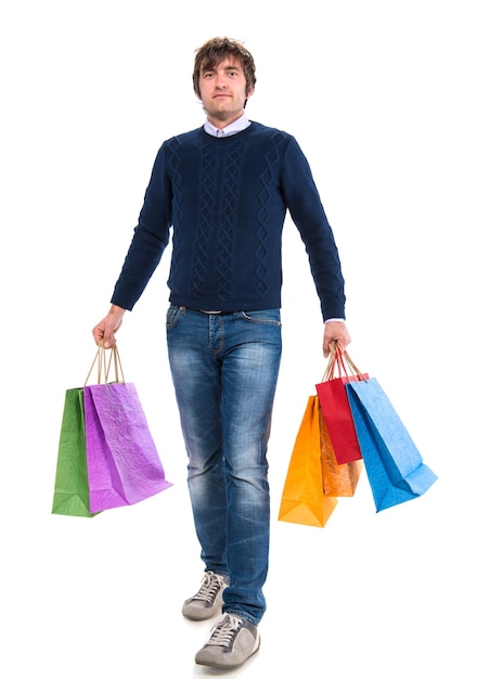 Bel homme avec des sacs à provisions sur fond blanc