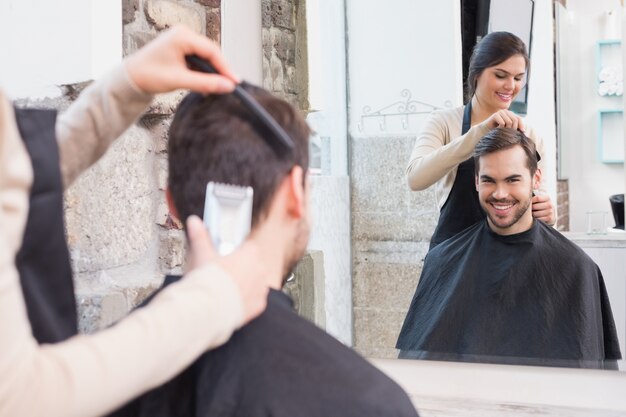 Bel homme se coupe les cheveux