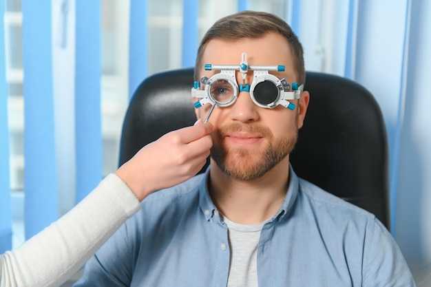 Bel homme se faire examiner la vue à la clinique d'ophtalmologie Vérification de la rétine d'un œil masculin en gros plan
