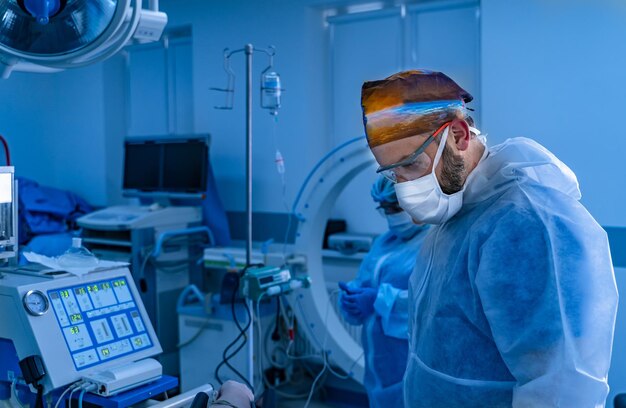 Bel homme se préparant pour une opération d'urgence. Portrait de chirurgien en masque médical blanc.