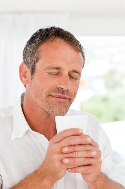 Bel homme sentant son café