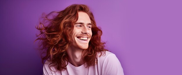 Un bel homme sexy et élégant avec une peau parfaite et de longs cheveux roux sur un violet