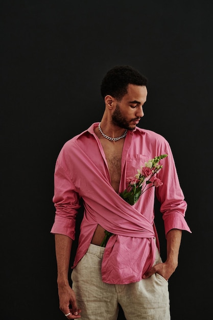 Bel homme soigné en chemise rose