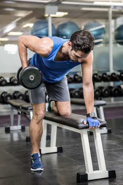 Bel homme, soulevant haltères, sur, banc, à, les, gymnase