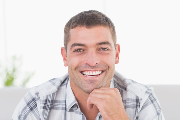 Bel homme souriant à la maison